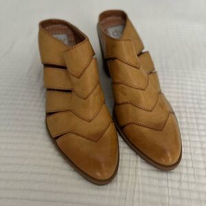 DOLCE VITA Chic Tan Heeled Mules